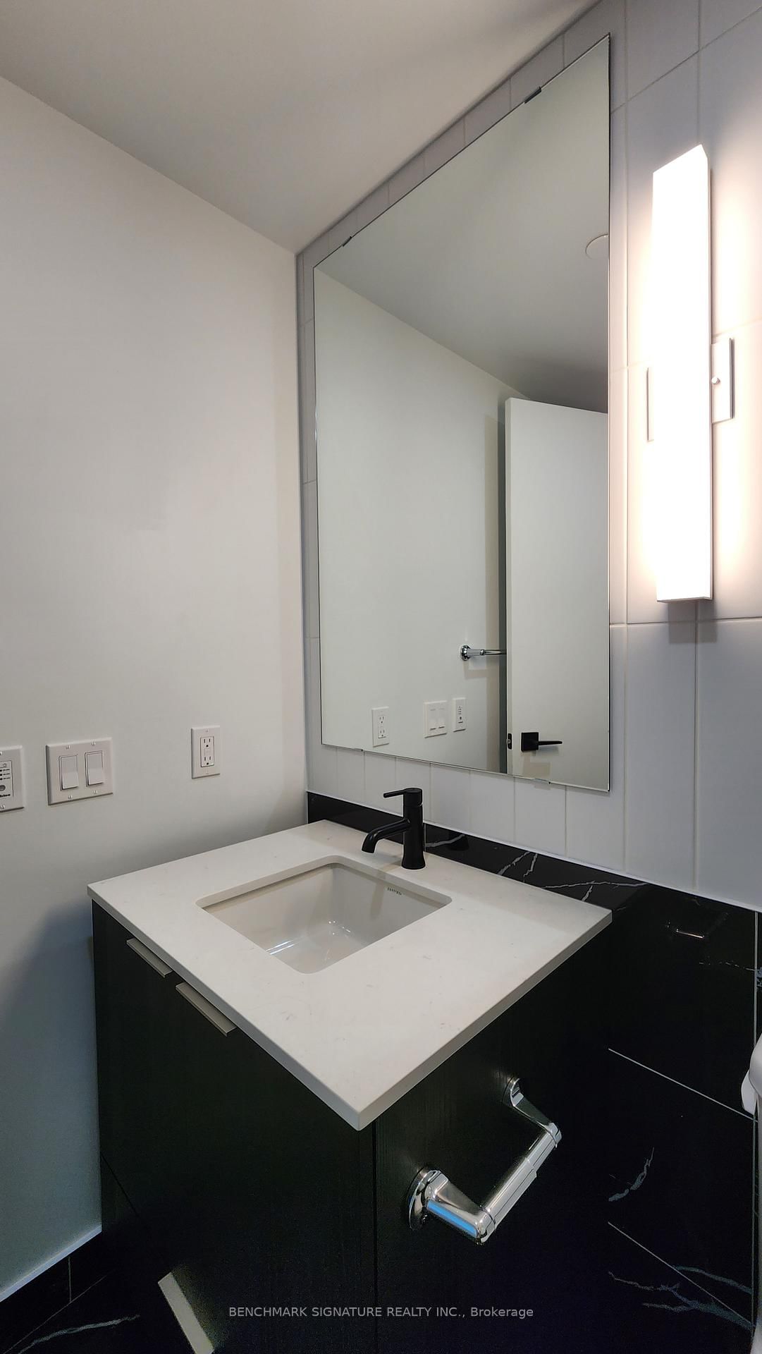 327 King Street W, Unit 1506