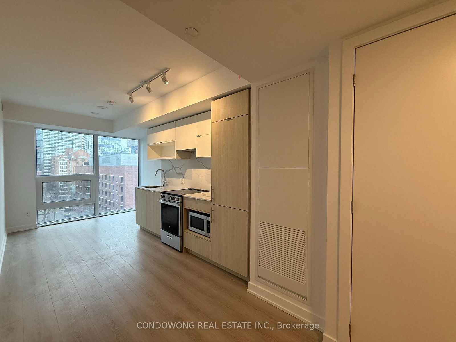 100 Queen Street E, Unit 901