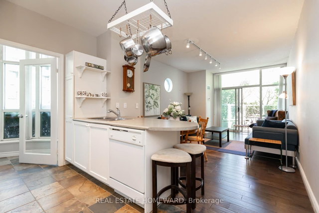 101 - 600 Queens Quay W