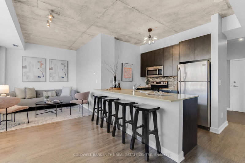 802 - 400 Wellington Street W