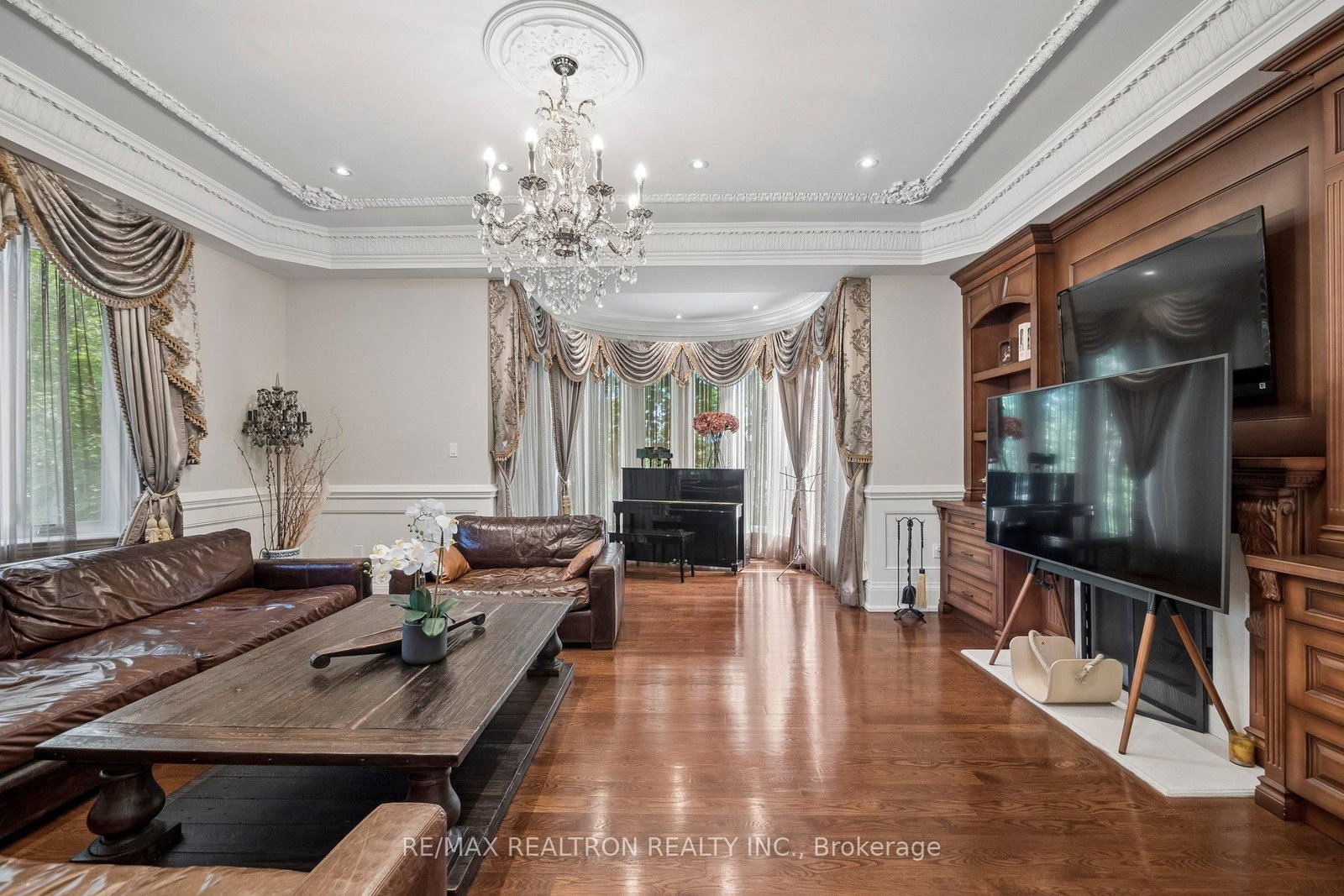 59 Hi Mount Drive • Toronto, ON photo 8