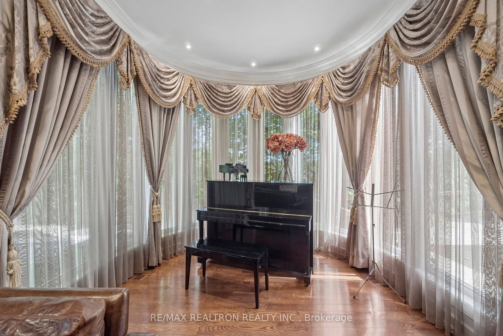 59 Hi Mount Drive • Toronto, ON photo 9
