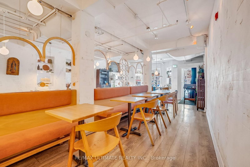 460 College St photo 5