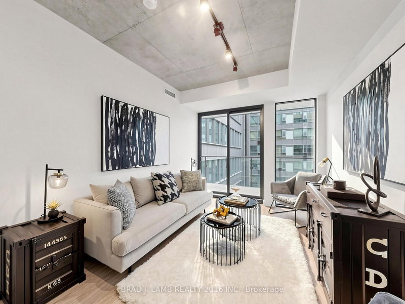 505 - 284 King Street E