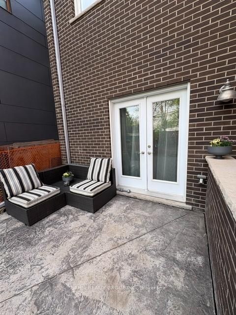 687 Richmond Street W