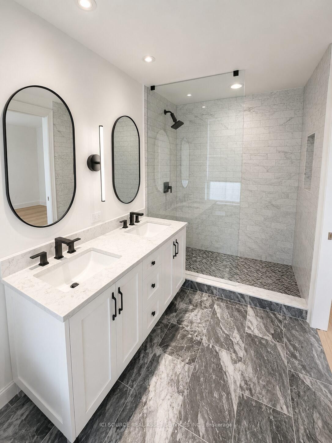 250 Wellington Street W, Unit PH40