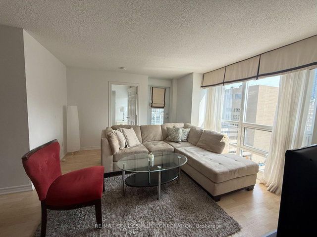 1402 - 761 Bay Street