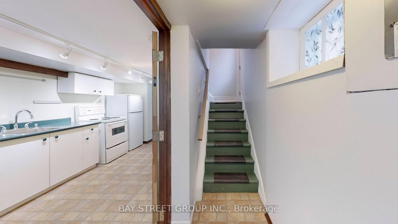 390 Roehampton Ave photo 4