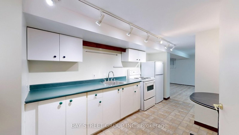 390 Roehampton Ave photo 5