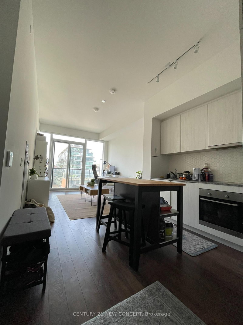 158 Front St E photo 5