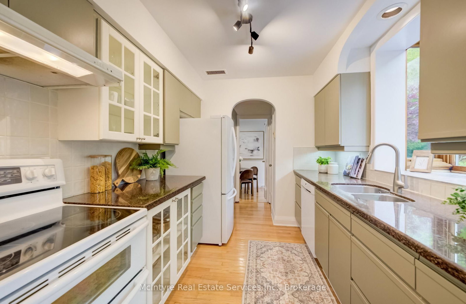 560 Blythwood Road • Toronto, ON photo 7