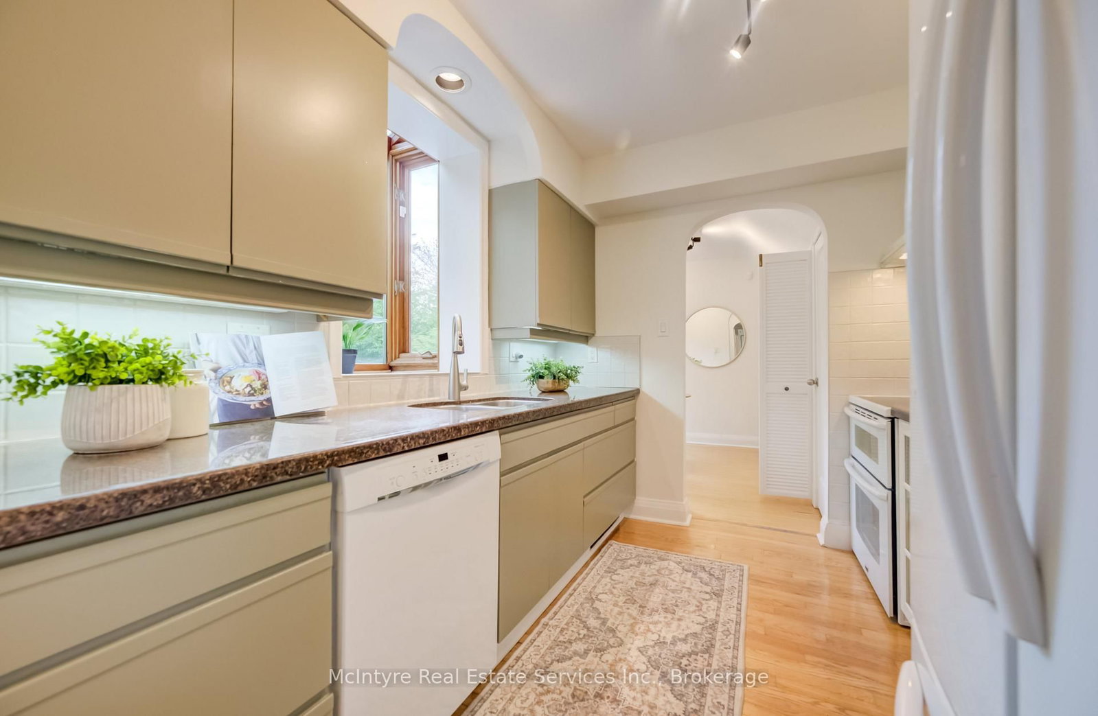 560 Blythwood Road • Toronto, ON photo 8