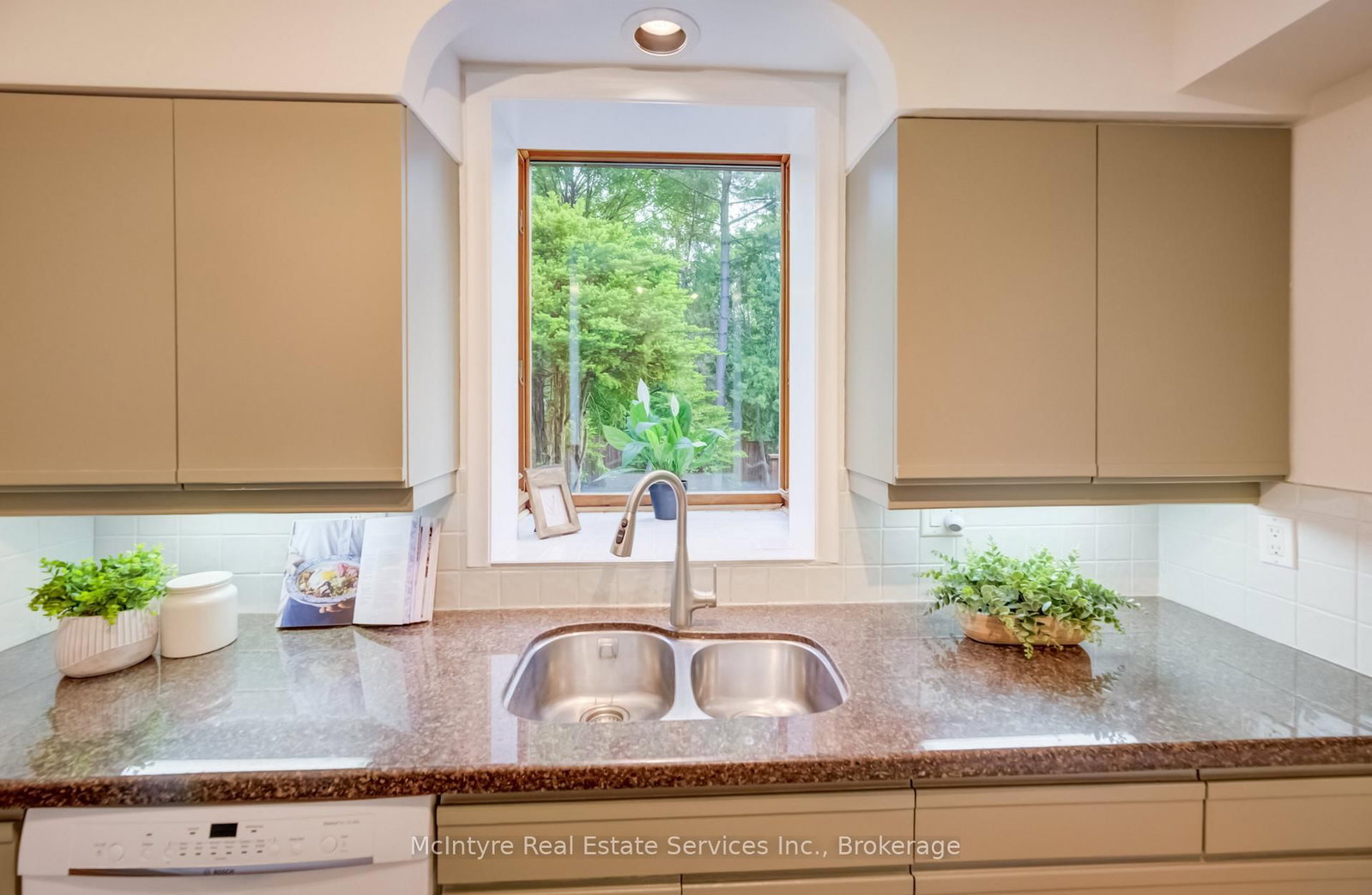 560 Blythwood Road • Toronto, ON photo 9