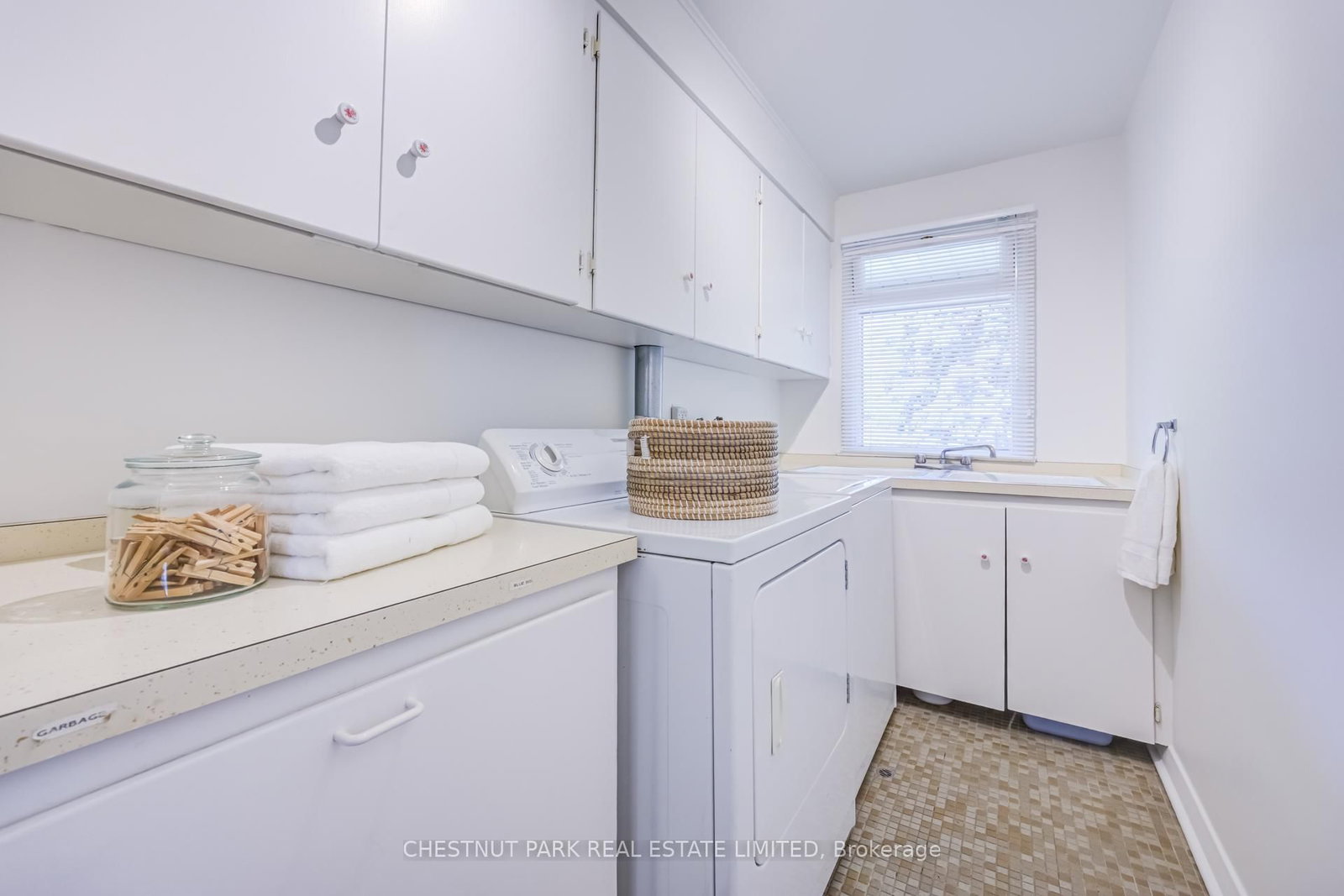 26 Hearthstone Crescent • Toronto, ON photo 15