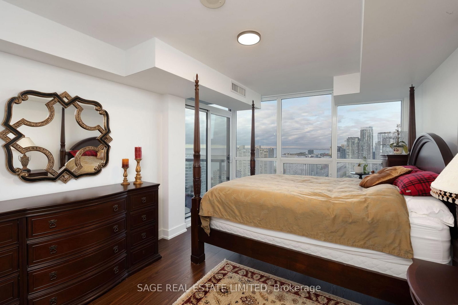 19 Grand Trunk Crescent • #3712 • Toronto, ON photo 9