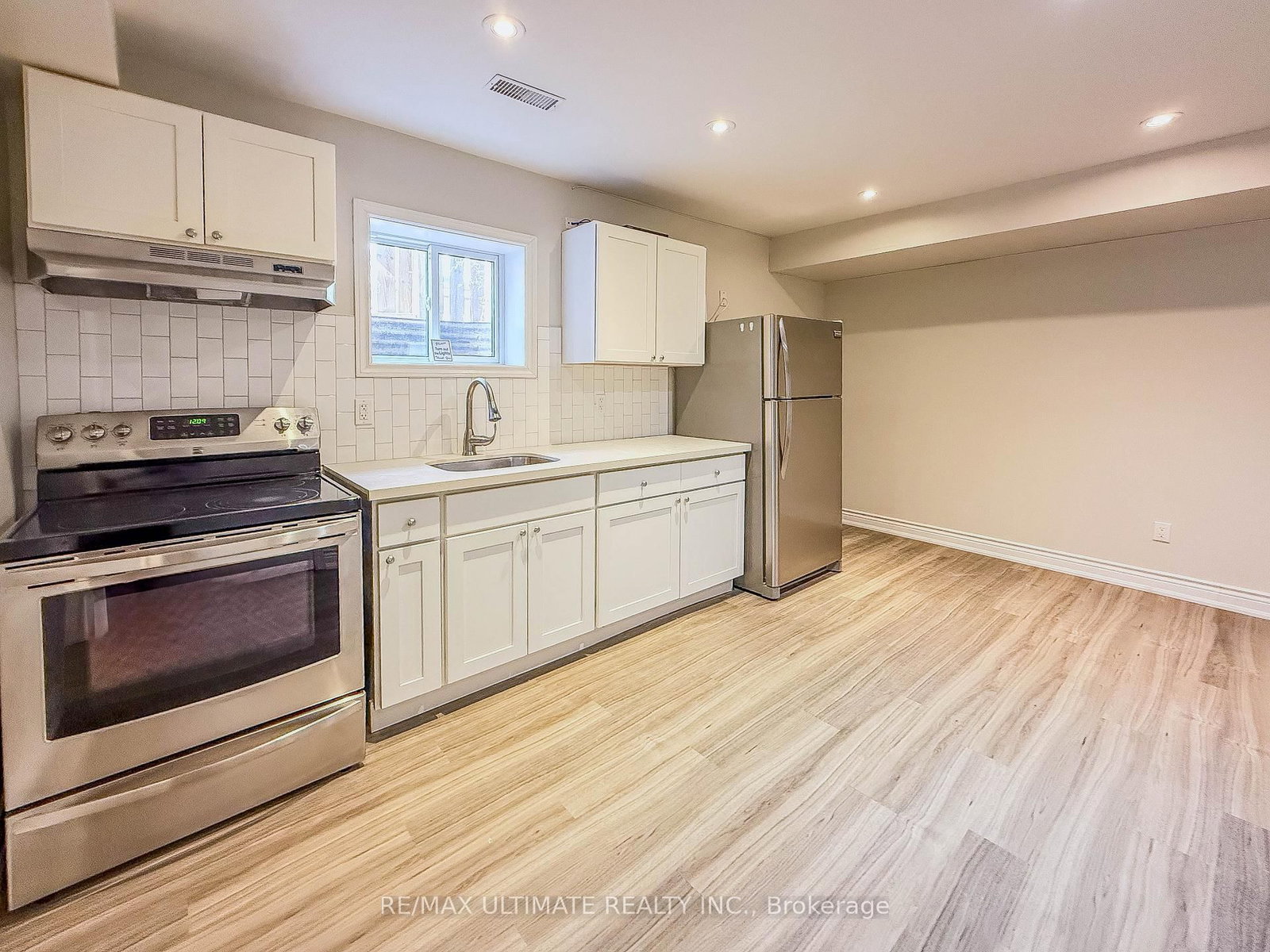 Lower-111 Combe Avenue, Toronto, ON, photo 2