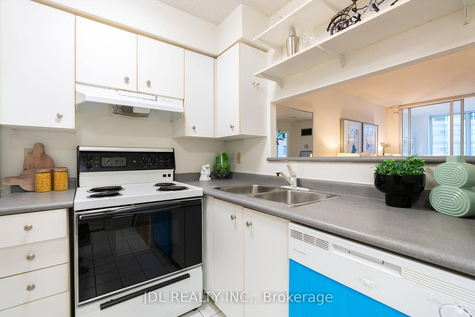 Condo sold at 407-24 Wellesley Street, Toronto, Ontario, M4Y 2X6 - Bay Street Corridor - MLS: C13217536