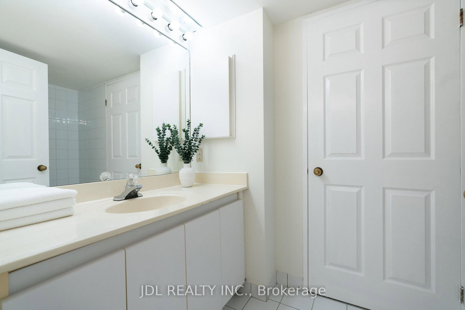 Condo sold at 407-24 Wellesley Street, Toronto, Ontario, M4Y 2X6 - Bay Street Corridor - MLS: C13217536