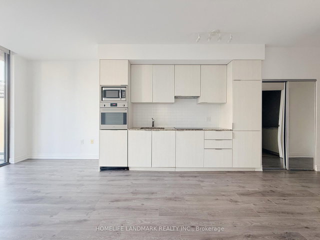 501 - 11 Wellesley Street W