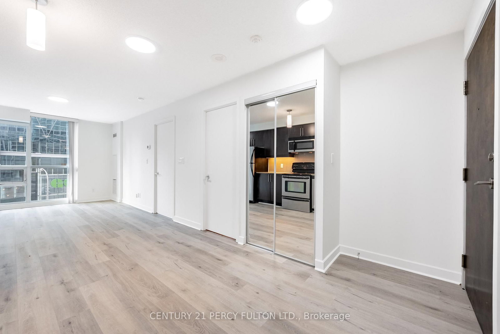 18 harbour Street • #703 • Toronto, ON photo 4