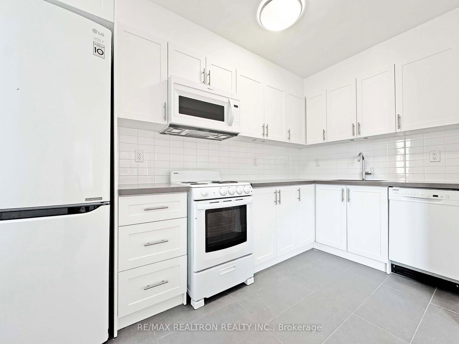 396 Avenue Road, Unit 320 - Photo 4