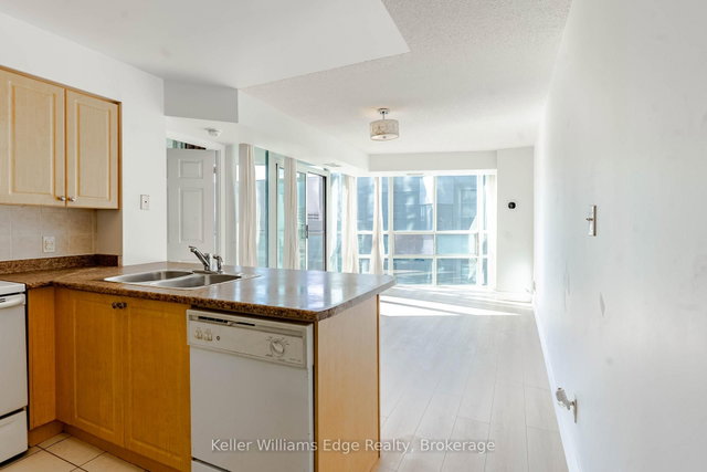 2001 - 30 Grand Trunk Crescent W