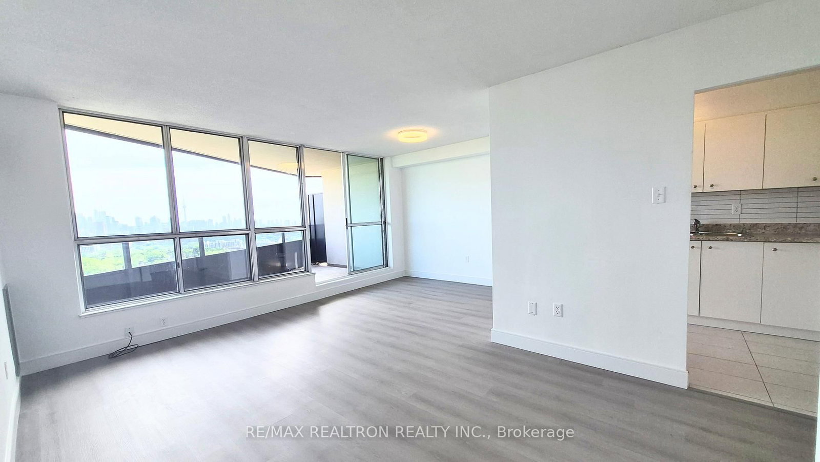 21 Vaughan Road, Unit 2002 - Photo 4