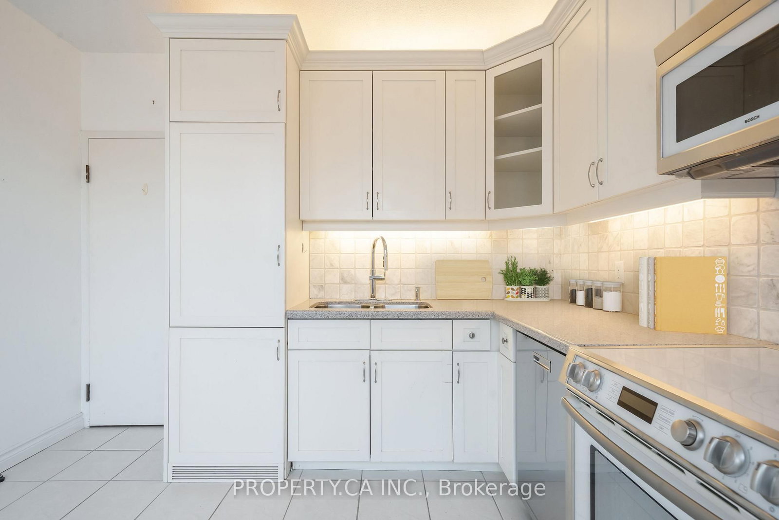 55a Avenue Road, Unit 606 - Photo 4