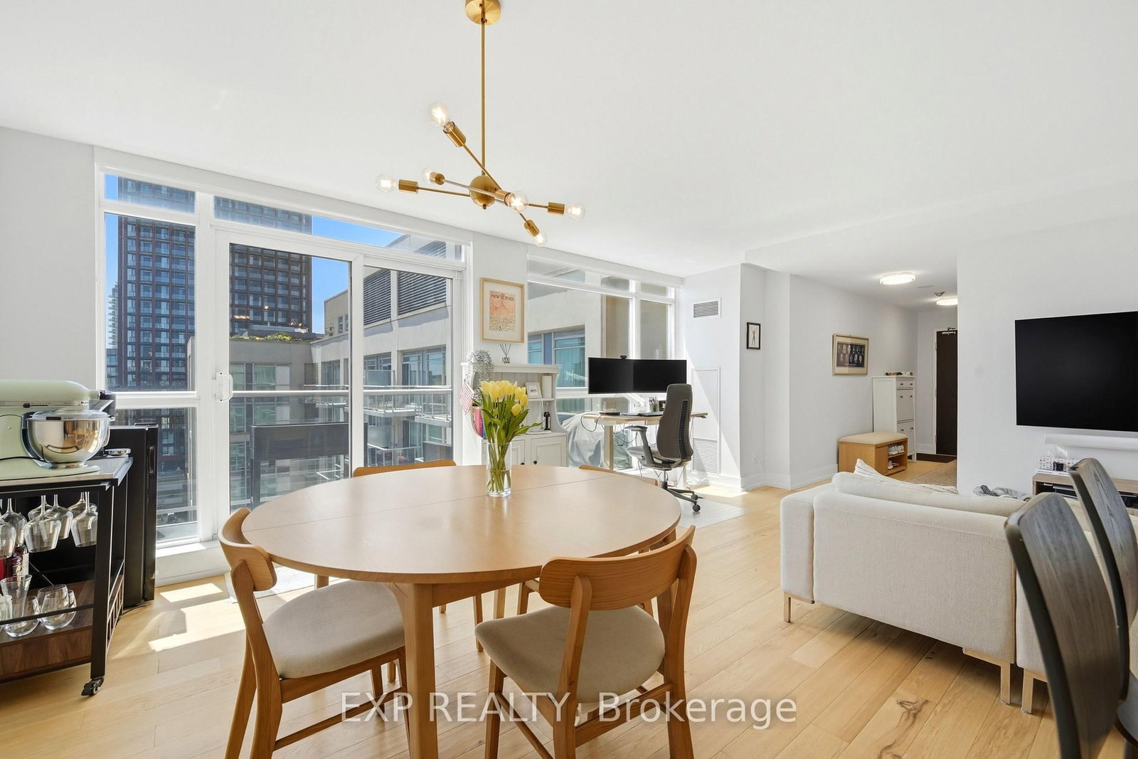 230 King Street E