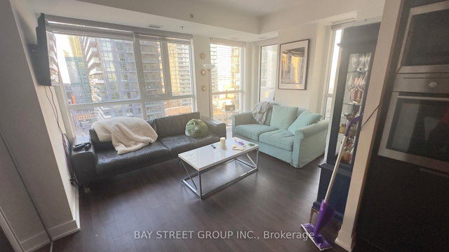 1809 - 318 Richmond Street W
