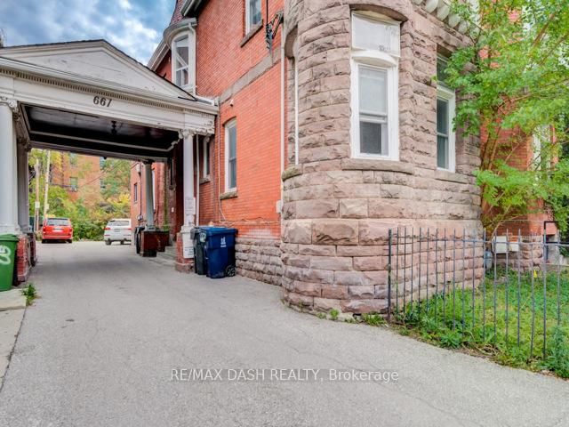 105-661 Huron Street, Toronto, ON