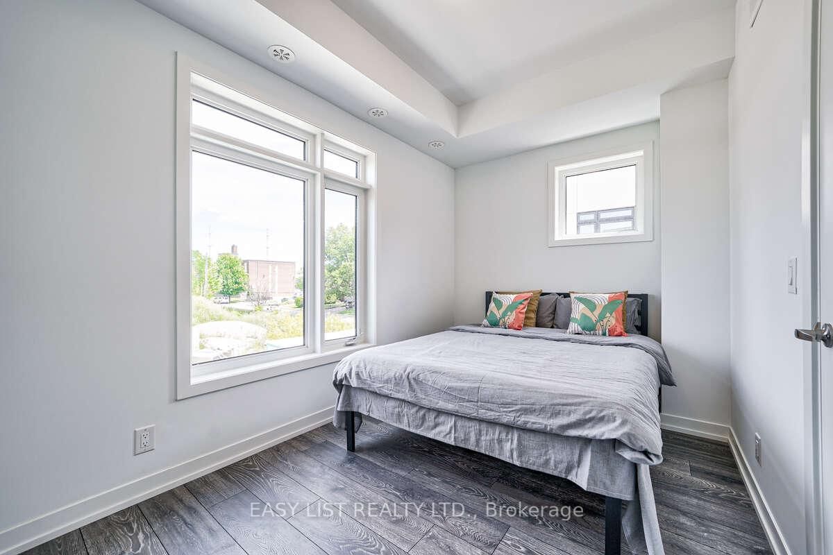 27 Spruce Pines Crescent • Toronto, ON photo 8