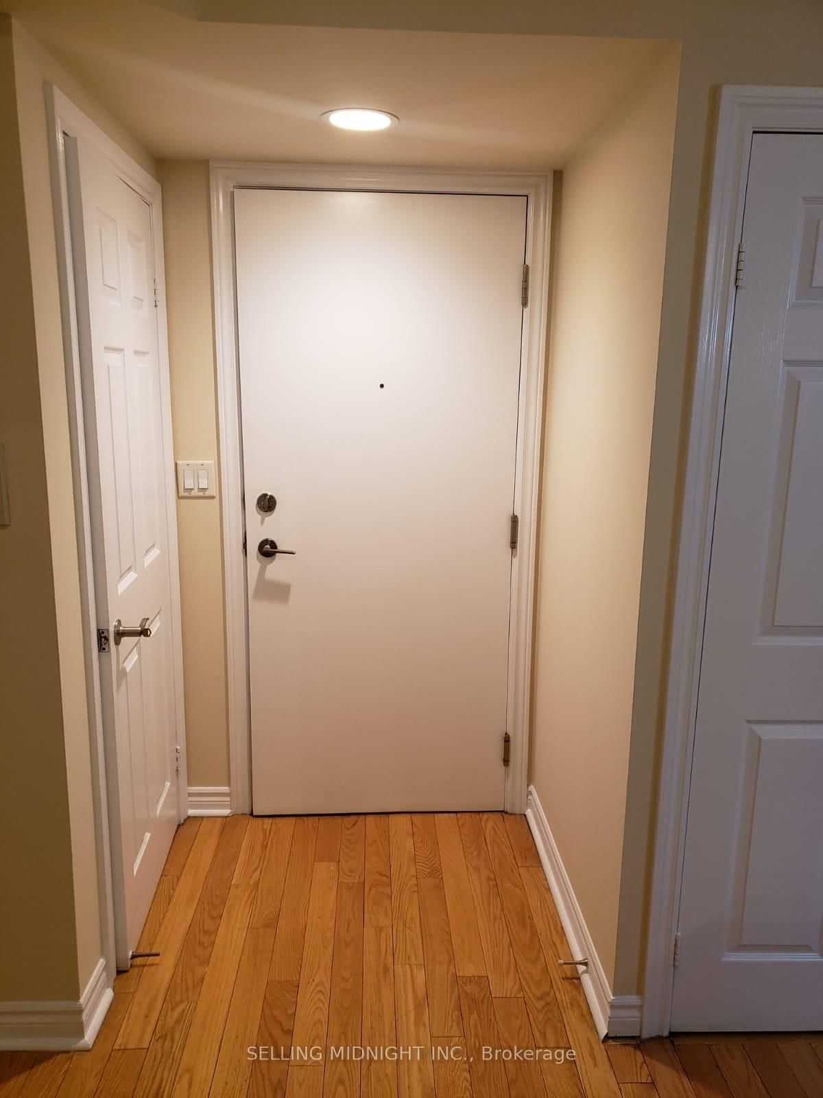 502-270 Wellington Street, Toronto, ON, photo 2