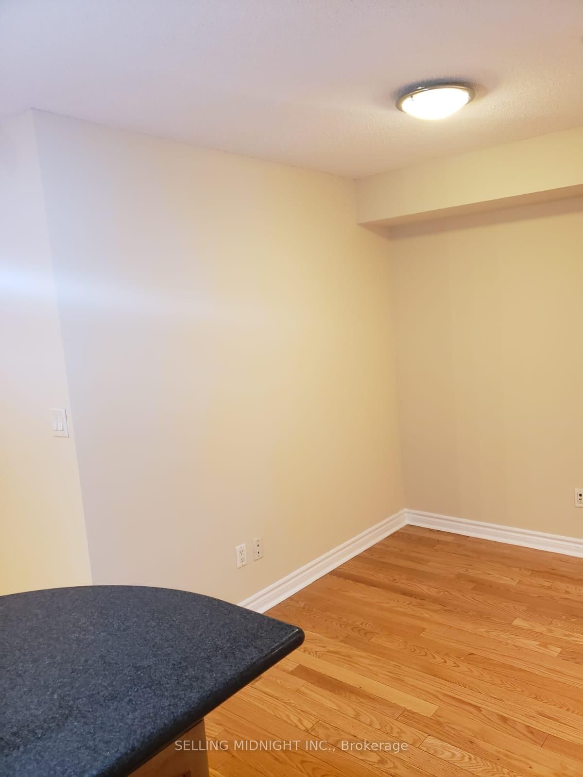 502-270 Wellington Street, Toronto, ON, photo 4