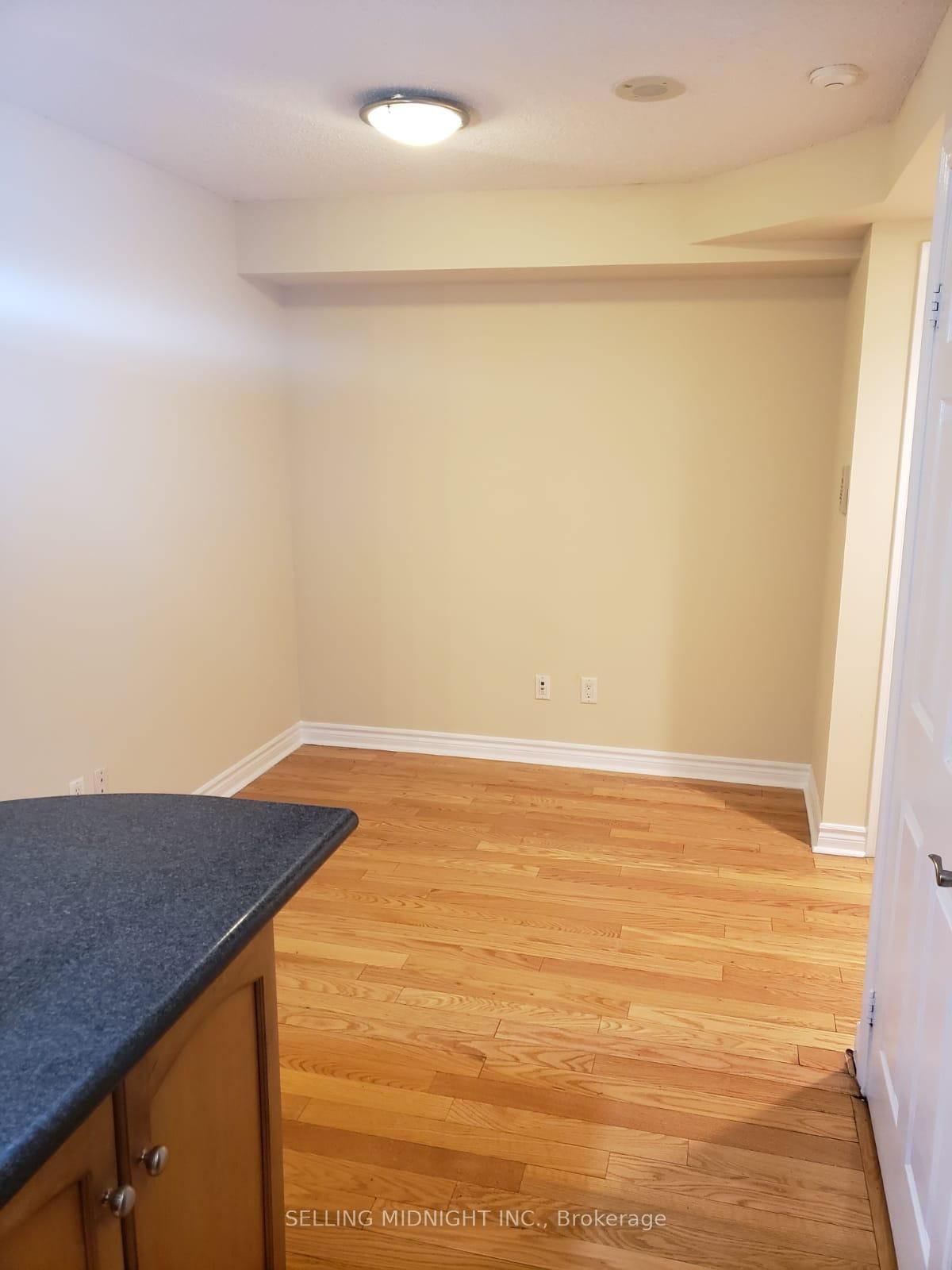 502-270 Wellington Street, Toronto, ON, photo 5