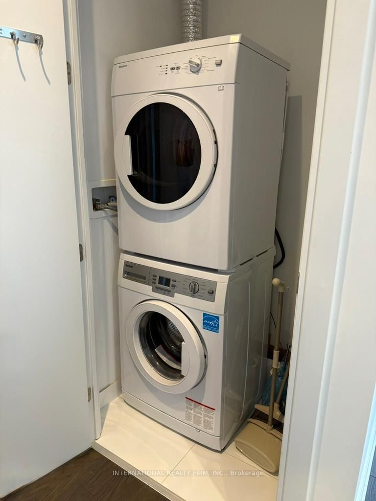 50 Charles Street E, Unit LPH 5406 - Photo 18