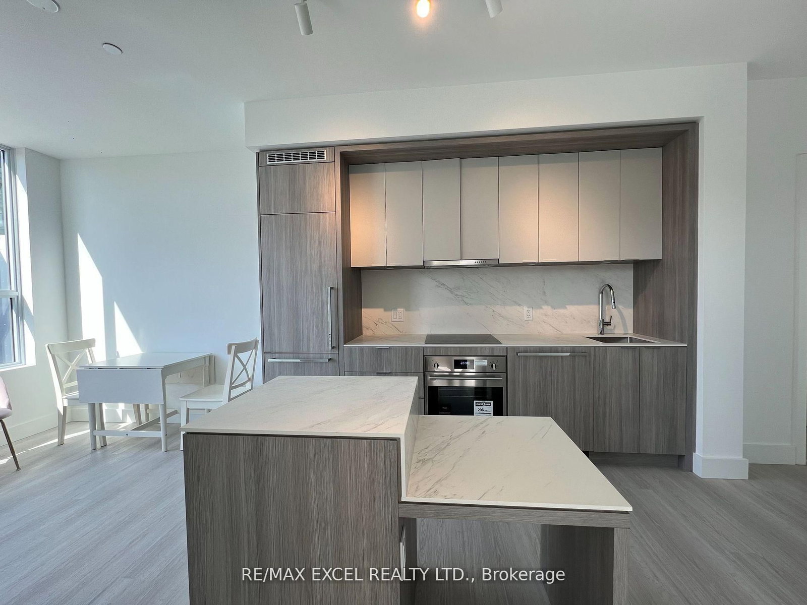 211-6 Greenbriar Road, Toronto, ON