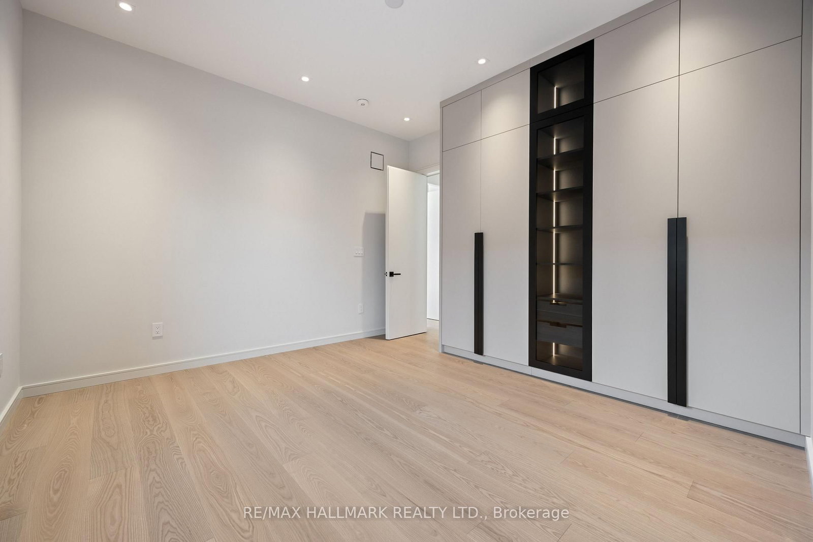 652 Bedford Park Avenue - Photo 35