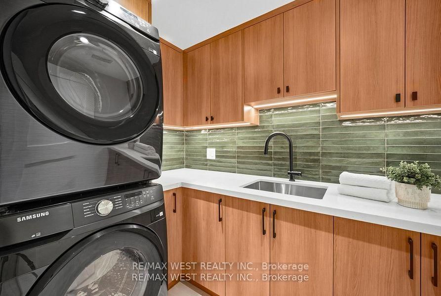 390 Saint Clarens Avenue, Unit Lower