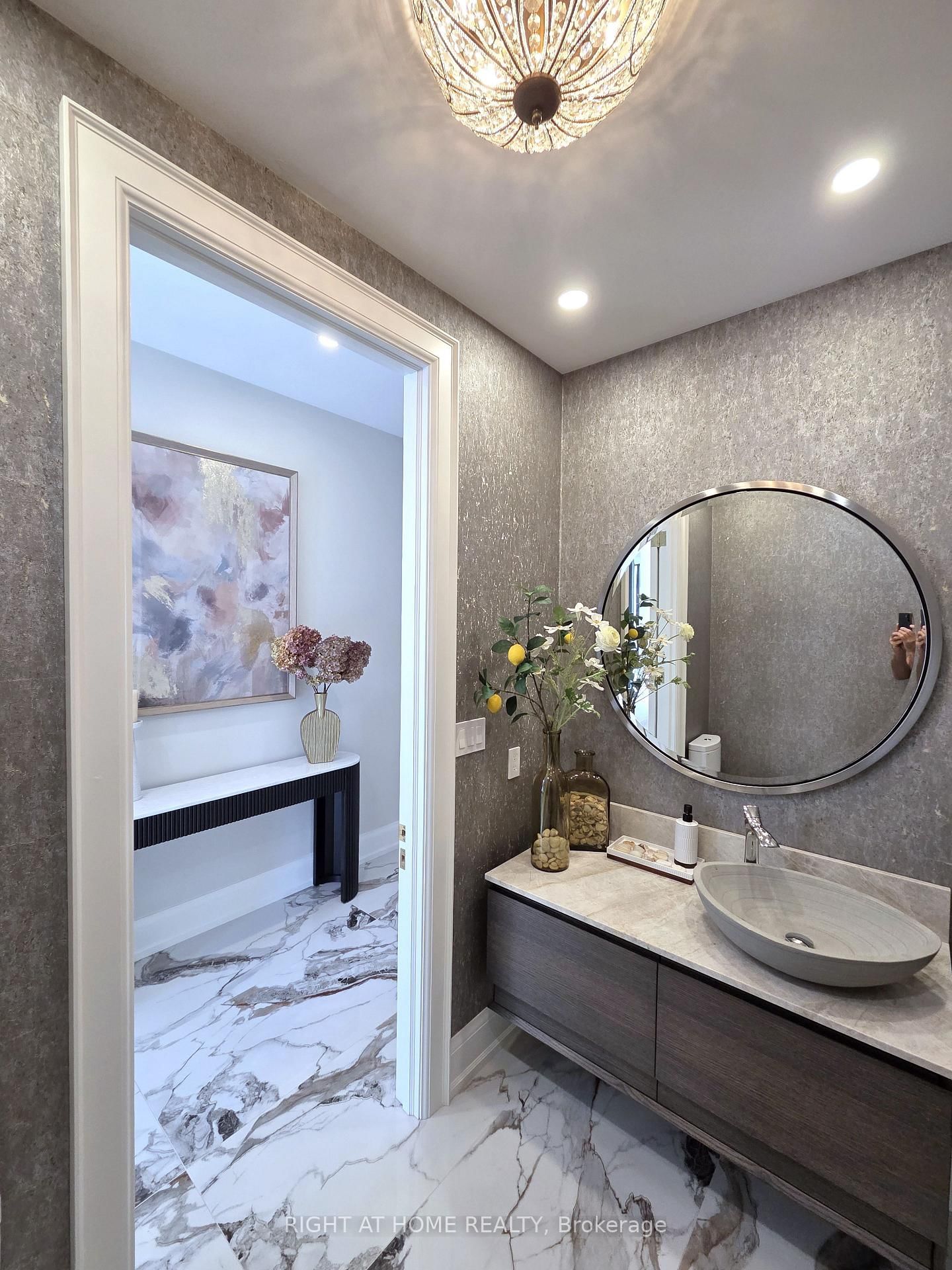586 Broadway Avenue E • Toronto, ON photo 10