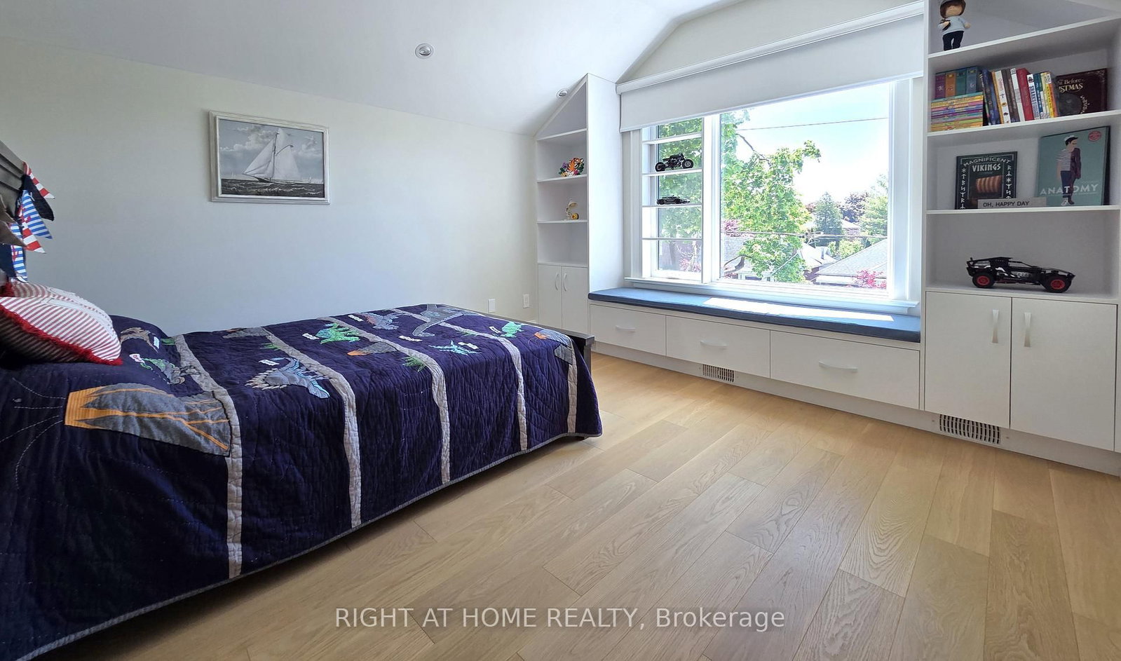 586 Broadway Avenue E • Toronto, ON photo 16