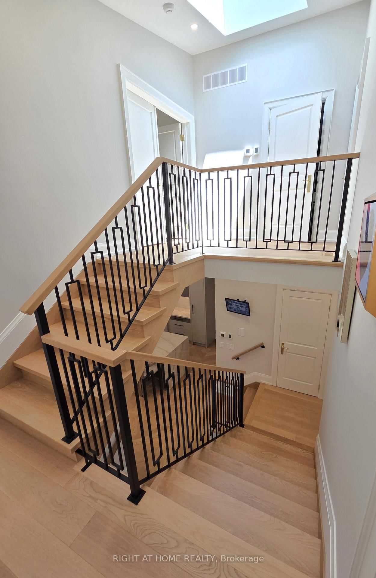 586 Broadway Avenue E • Toronto, ON photo 19