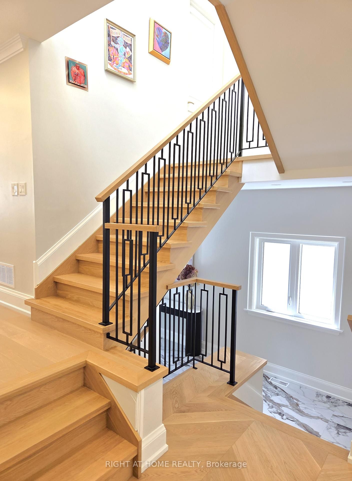 586 Broadway Avenue E • Toronto, ON photo 20