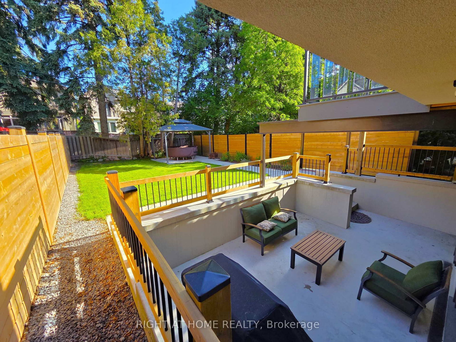 586 Broadway Avenue E • Toronto, ON photo 6