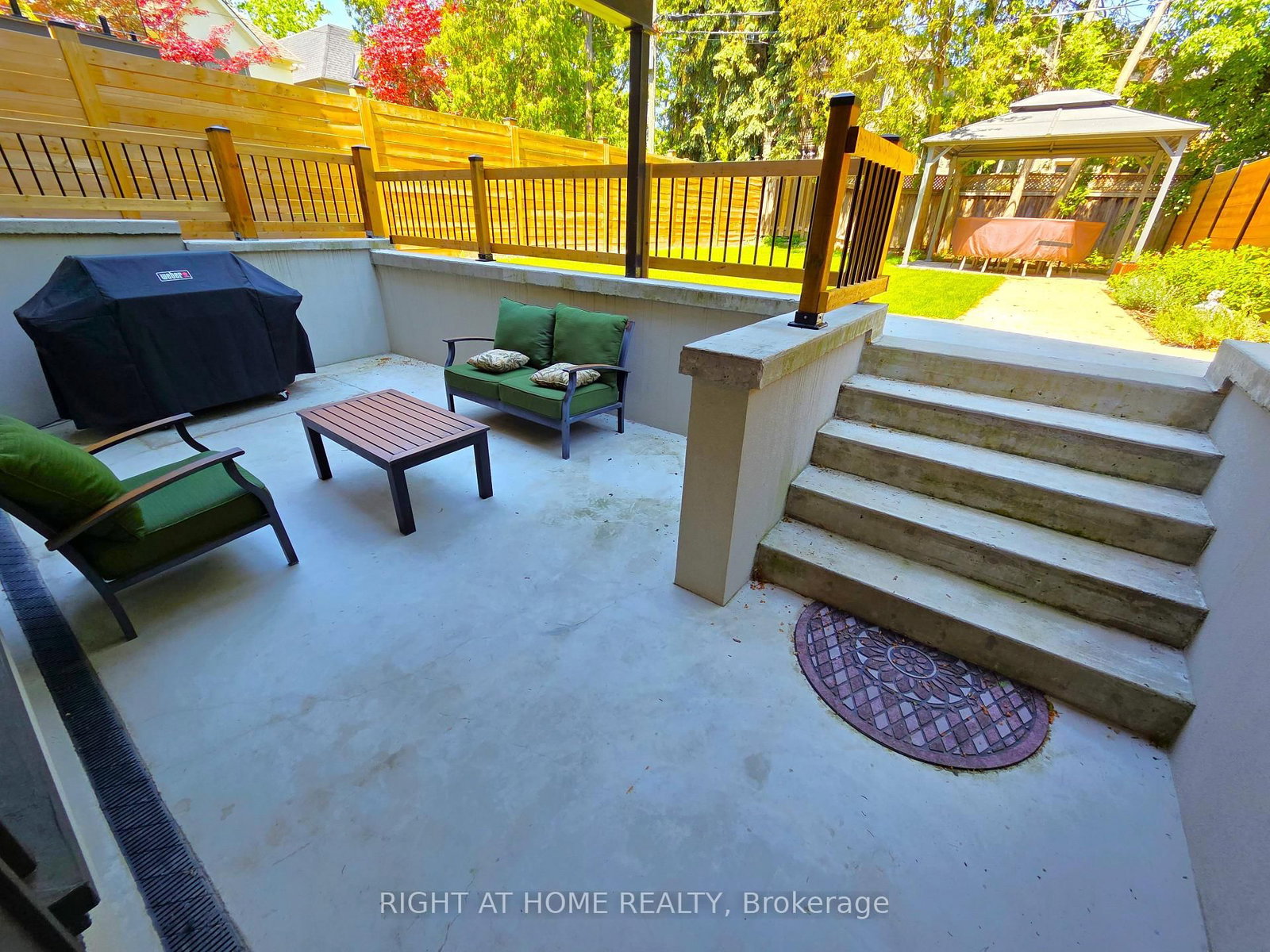 586 Broadway Avenue E • Toronto, ON photo 8