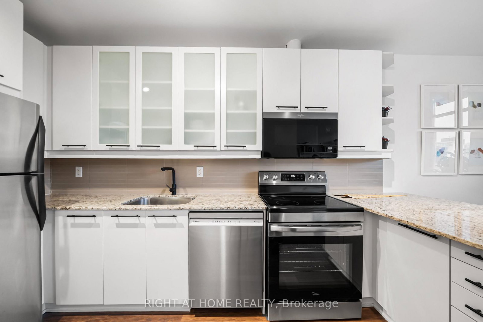 66 Portland Street, Unit 807 - Photo 9