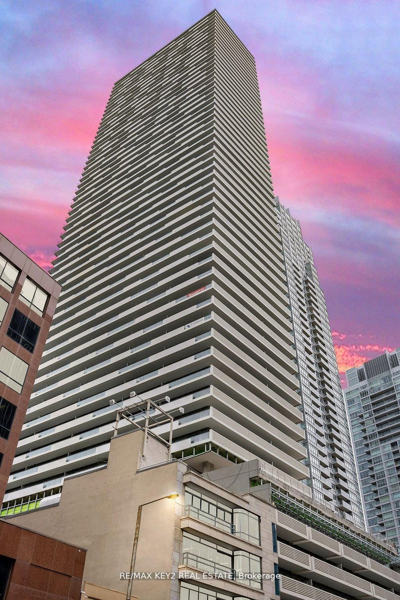 2221 Yonge St #3402, Toronto, Ontario