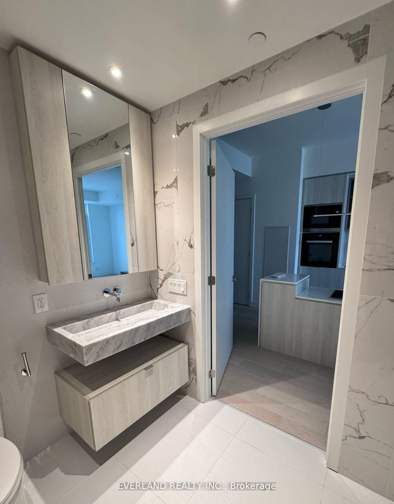 11 Yorkville Ave photo 4