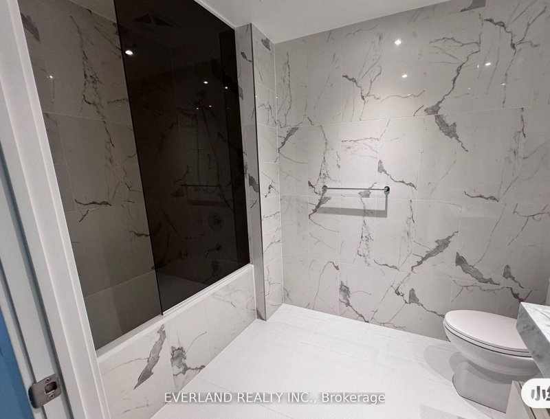 11 Yorkville Ave photo 5