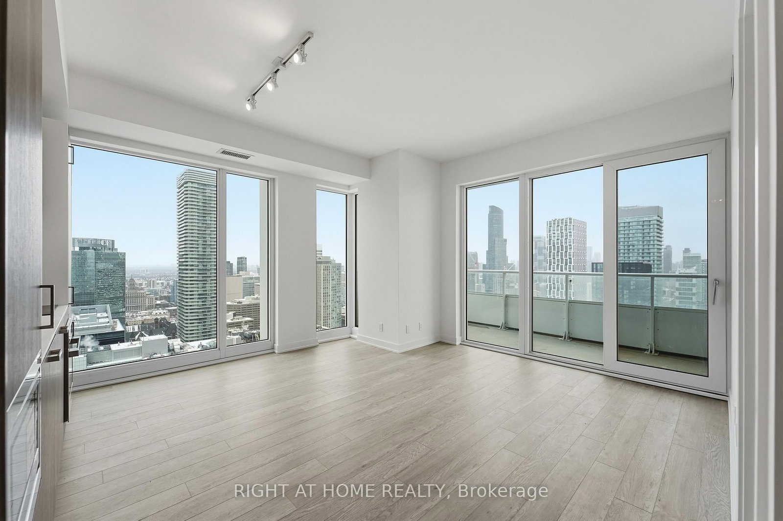 88 Queen Street E • #4711 • Toronto, ON photo 10